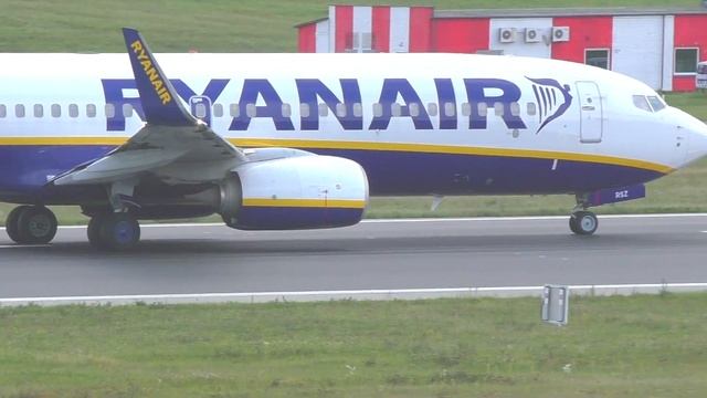 Two RyanAir departure from EYVI. Good job of the Vilnius airport dispatcher and pilots. смотреть онлайн
