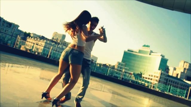 Страстная бачата на городском пейзаже при закате Denis Moreno y Olga Latina смотреть онлайн