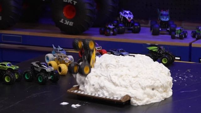 Monster Jam Flips, Jumps & Stunts with the Stunt Dial Playset ft Bakugan Dragonoid Monster Truck! смотреть онлайн