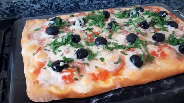 А сегодня у нас пицца с салями, моцарелой, помидорами и черными оливками смотреть онлайн