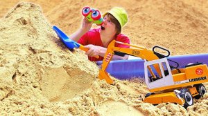 Машины помощники ЭКСКВАТОРЫ и КРАН строят башню из песка - Видео для детей Моя песочница