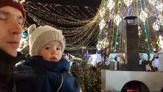 Толпы людей и живая ёлка в ледовом городке на Площади 1905 года в Екатеринбурге смотреть онлайн