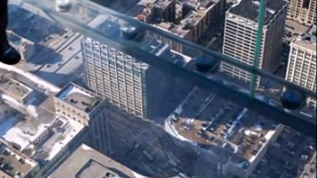 Glass floor cracked underfoot observation deck oWillis Tower skyscraper Стеклянный пол треснул смотреть онлайн