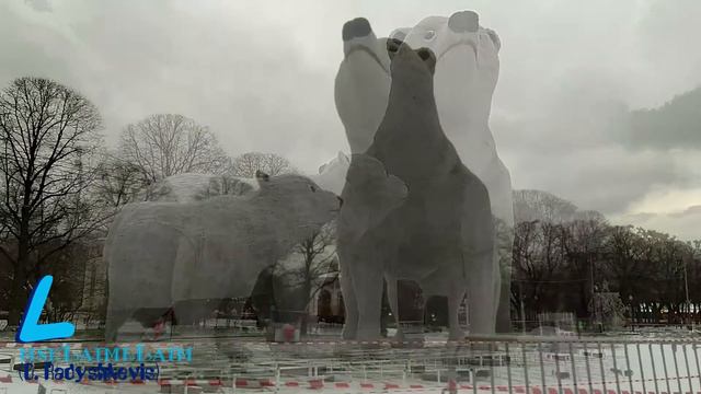 Гигантские белые медведи поселились на Пушкинской набережной смотреть онлайн