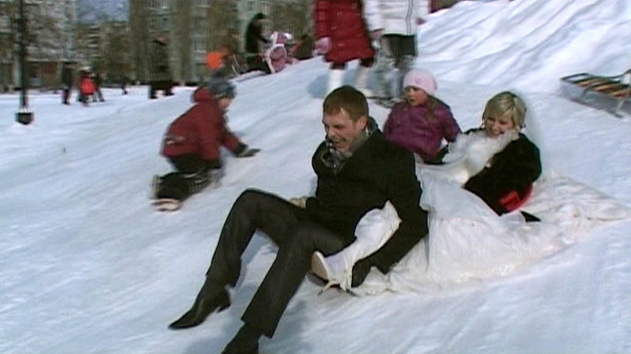 Жениха и невесту согревает любовь смотреть онлайн