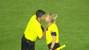 Футболист ОБЛАПАЛ СУДЬЮ! Как унижают девушек-арбитров в футболе. Футбольный топ