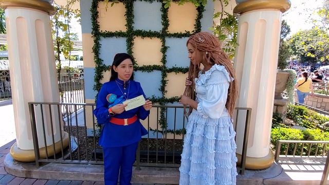 I introduce inflated blueberry Violet to Halle Bailey's Ariel along with Wonka Golden Ticket смотреть онлайн