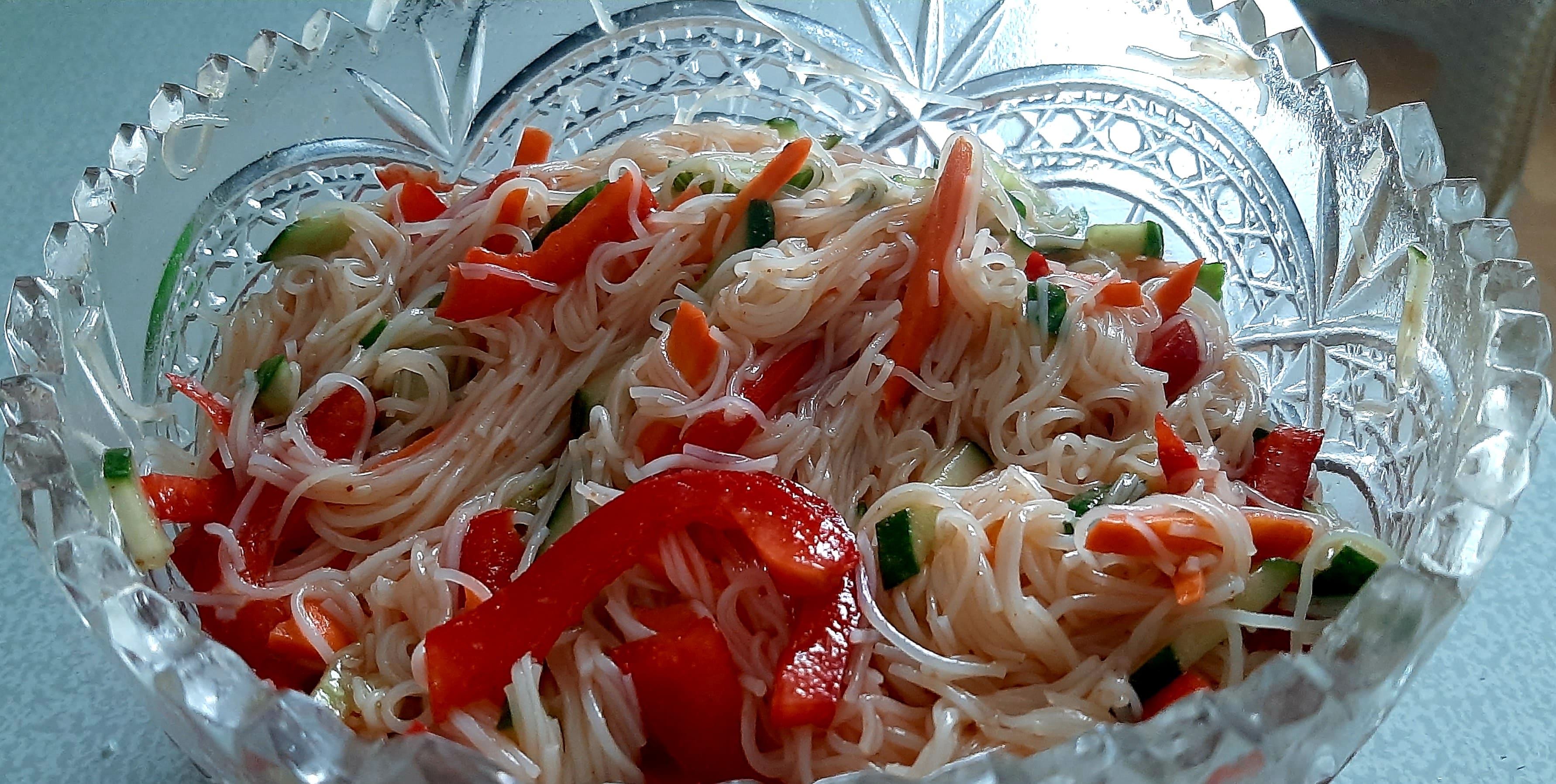 АЗИАТСКИЙ САЛАТ. ВРЕМЕНИ НАДО 5 МИНУТ И САЛАТ ГОТОВ.