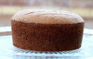 Шоколадный бисквит для торта пышный и простой.