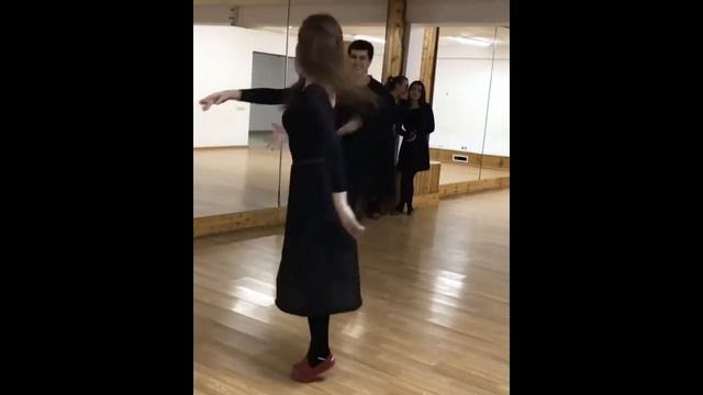 Лезгинка 2018 Хрупкая девушка и бойкий парень танцуют лезгинку смотреть онлайн