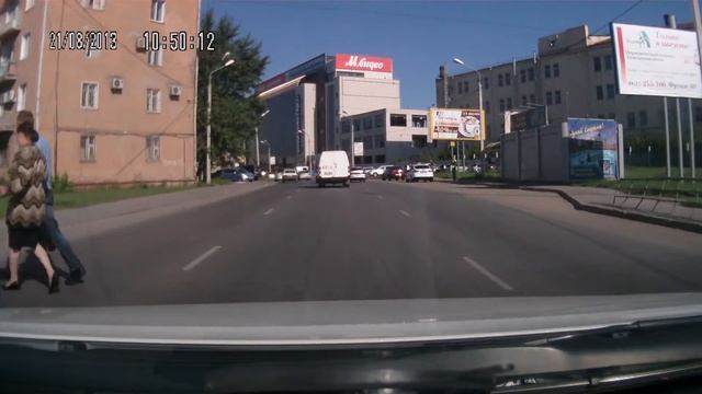 В Омске на глазах ДПС не пропускают пешеходов