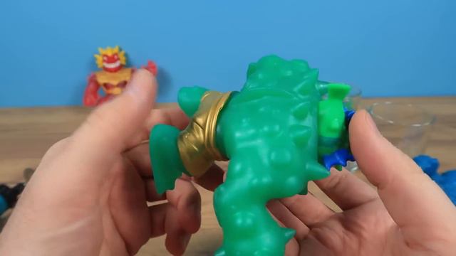 Что если распилить Гуджитсу и достать содержимое? Что внутри GooJitZu? смотреть онлайн