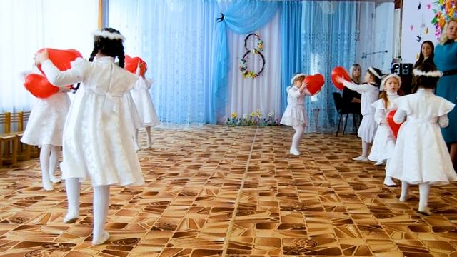Танец с сердцами на 8 марта - Мама, Мамочка моя я на ушко прошепчу смотреть онлайн