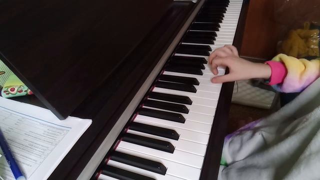 маленькой ёлочке( пианино) смотреть онлайн