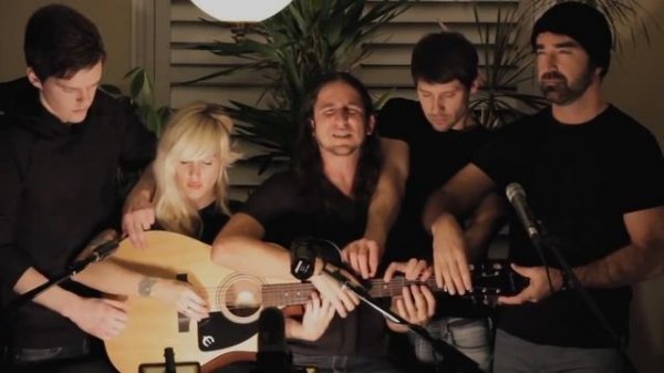 Somebody That I Used To Know - Walk off the Earth (Official Music Video)