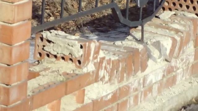 Разрушена кирпичная кладка ограды часовни в Тетюшах смотреть онлайн