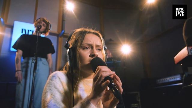 Michelle Ullestad • Emilie (Live @ NRK P3 - 26.01.2022) смотреть онлайн