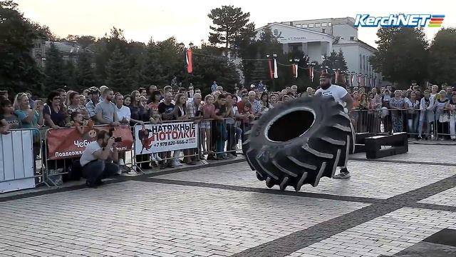 В Керчи силачи пытались сдвинуть с места пожарный автомобиль смотреть онлайн