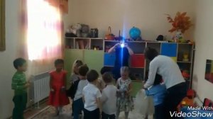 8 марта. Мальчики поздравляют девочек