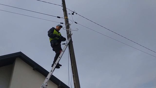 Монтаж оптоволоконного кабеля на на столбе. смотреть онлайн