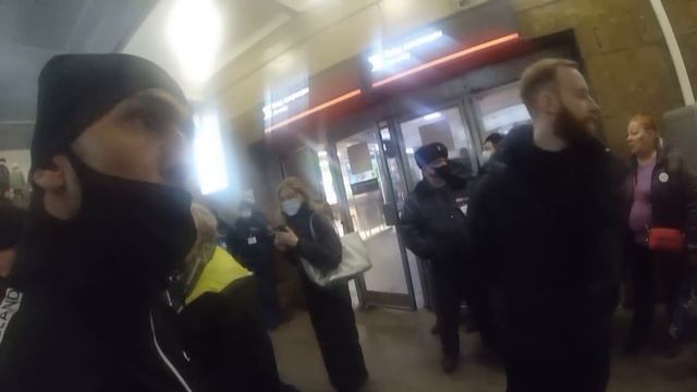 Альтернативный досмотр на вокзале. Превышение полномочий СБ. Куча полиции и скорая помощь смотреть онлайн