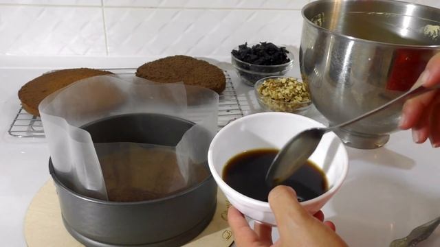 ШОКОЛАДНЫЙ ТОРТ с черносливом и орехами Простой и Быстрый в приготовлении ШОКОЛАДНЫЙ ТОРТ смотреть онлайн