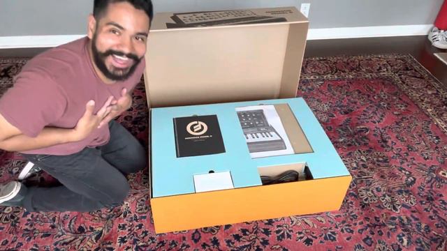 Moog Minimoog Model D - UNBOXING! (2023 Reissue) смотреть онлайн