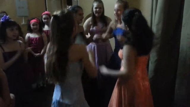 Что происходит за сценой во время отчетного концерта смотреть онлайн