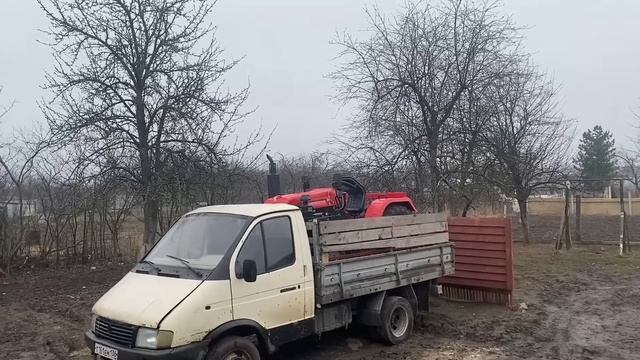 Главное, что вовремя. Перевожу трактор в соседнюю деревню.