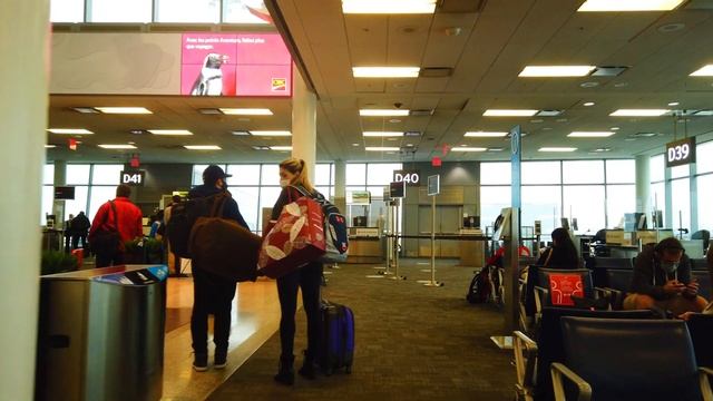 Toronto Pearson airport Terminal 1 on Christmas Eve December 24 2020 (Toronto 4k walking tour) смотреть онлайн