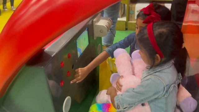 HAMLEYS TOY STORE Virtual Tour, M&M World & Jollibee Leicester Square | London Walk with my Girls смотреть онлайн