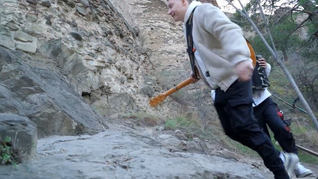 БАЯНИСТ в ГРУЗИИ | Реакция ПРОХОЖИХ на БАЯН и ГИТАРУ ft. Гитара с нуля смотреть онлайн