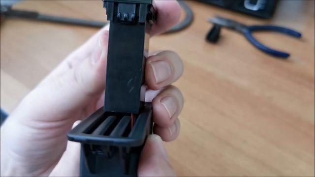 Audi A4 B8 - How to transform the coin holder into USB charger sockets смотреть онлайн