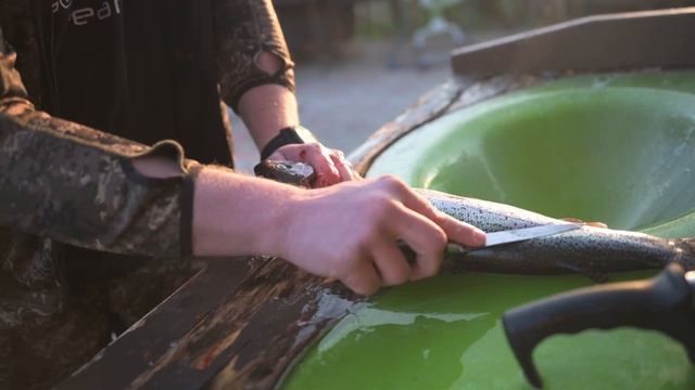 Как разделать форель для копчения в домашних условиях.Быстро просто легко смотреть онлайн