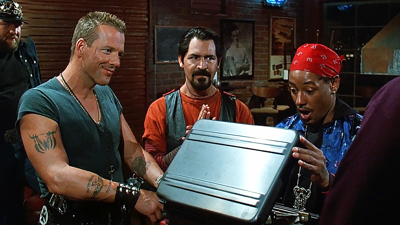 Решили спасти бар и ограбить банк - ТРЕШ ОБЗОР фильма Харли Дэвидсон и Ковбой Мальборо 1991 смотреть онлайн