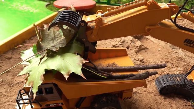 Видео для детей. Грузовые машины в песочнице. Игры с машинками. смотреть онлайн