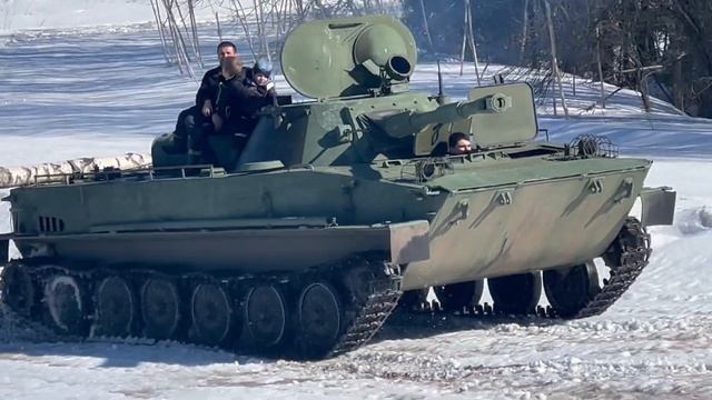 Поездка на танке ПТ-76 по зимнему красивому пейзажу недалеко от С-Петербурга смотреть онлайн