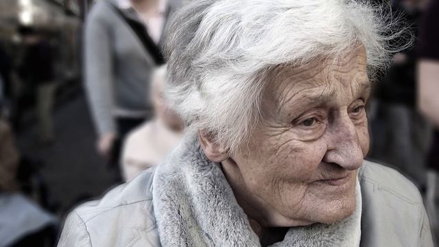Старушке не хватало 25 рублей на кассе. Я доплатила деньги, а через месяц встретила бабушку снова смотреть онлайн