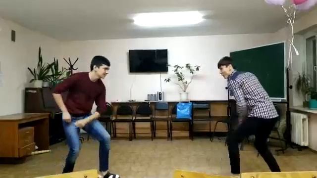 Русский с туркменом танцуют кушдепди.Rus we turkmen oglanlarynyn kusdepdisi.Kushdepdi смотреть онлайн