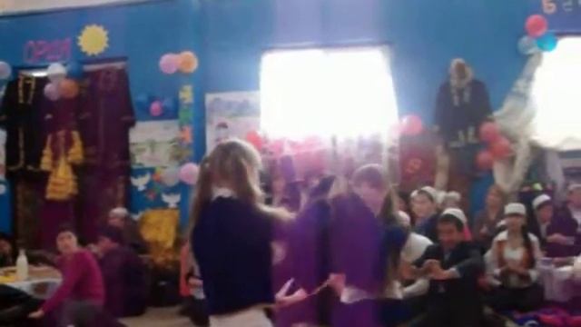 Тамара и Зарина,Нурыз,казахский танец смотреть онлайн