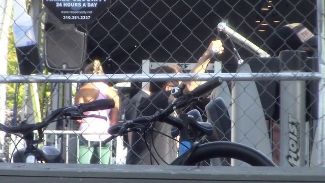 Arnold Schwarzenegger Bikes To Gold's Gym For An Iron Pumping Session смотреть онлайн