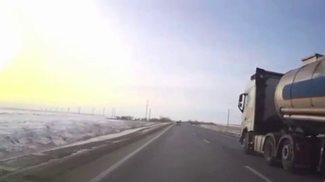 Видеорегистратор записал момент гибели двух человек из-за неудачного обгона. смотреть онлайн