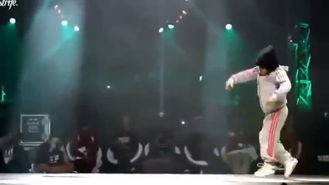 Маленькая девочка танцует брейк данс / Little girl dancing breakdance смотреть онлайн