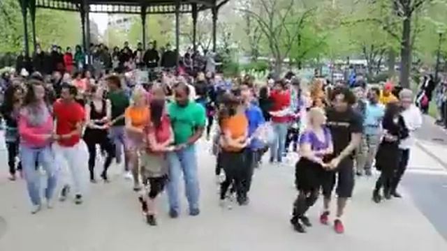 galera do festival ai que bom 2012 apresentando-se em uma praça de paris смотреть онлайн