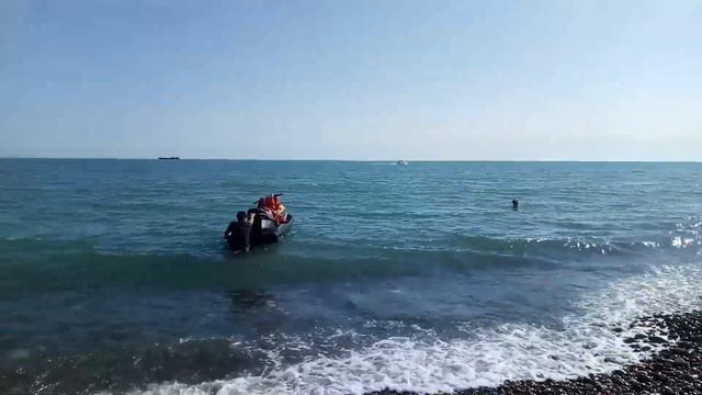 Сухум в июне. Море теплое, народу немного. Красота