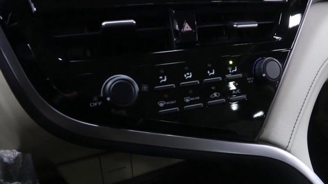 Camry белый 2023 год