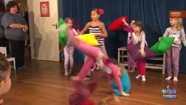 Танец с подушками. Детский Новогодний праздник в Кидс Галакси (Kids Galaxy). Москва. SEMENViDEO смотреть онлайн