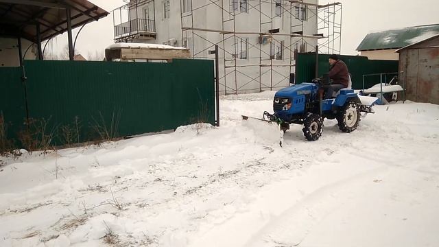Уборка снега с помощью самодельного отвала для трактора Русич Т12 (Чувашпиллер) смотреть онлайн