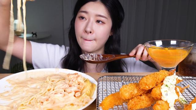 ASMR MUKBANG | 💣 새우폭탄 💣 킹크랩맛이 나는 통새우크림파스타 ★ 바삭바삭 왕새우튀김 먹방! SHRIMP CREAM PASTA & CRISPY FRIED SHRIMP смотреть онлайн