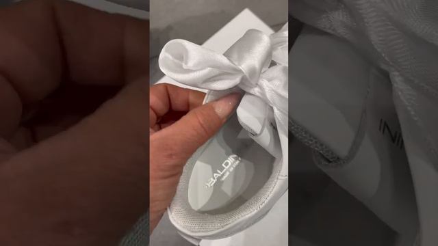Женские кроссовки с атласными шнурками от итальянского бренда Baldinini: Обзор модели в двух цветах